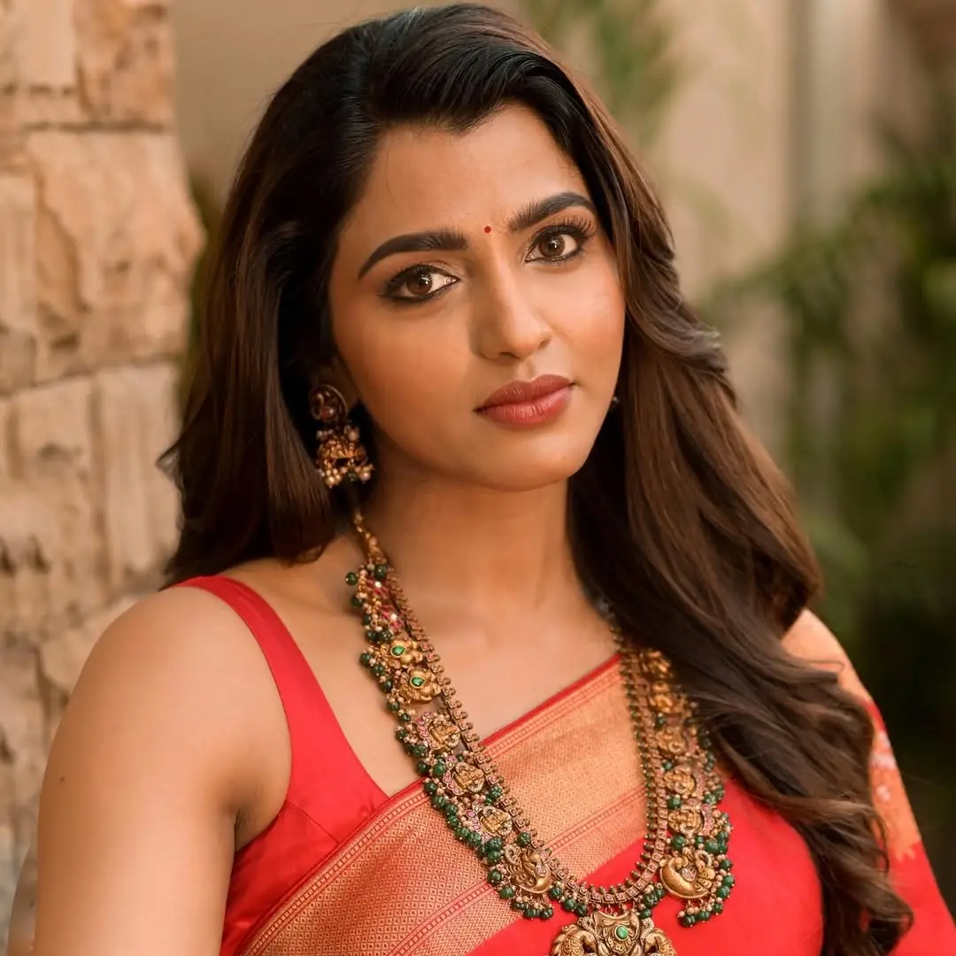 Sai Dhanshika beautiful red saree 2025